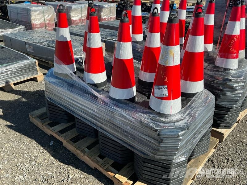  Quantity of (250)  TSC 28 in Traffic Cones (Unused Grúa tiendetubos