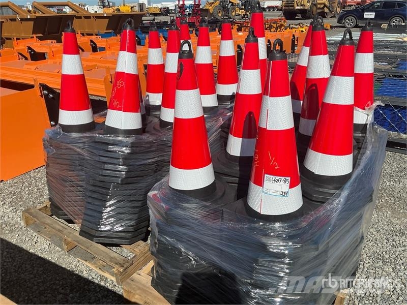  Quantity of (250)  TSC 28 in Traffic Cones (Unused Grúa tiendetubos
