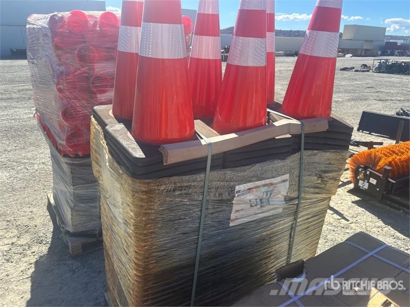  Quantity of (250)  WorkSai TC-250P 28 in PVC Safet Ukladače potrubia
