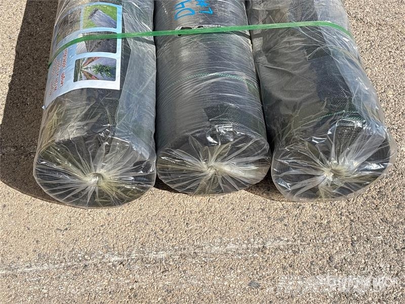 Quantity of (3) 13 ft x 300 ft Woven Landscape Fab Muud põllumajandusmasinad