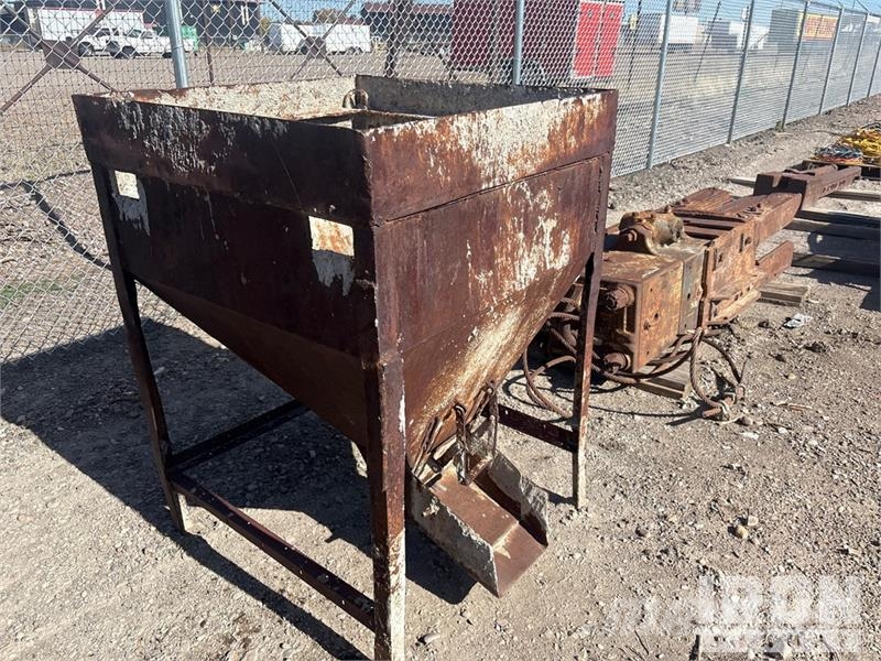Quantity of (3) 3/4 yard concrete bucket, 1/2 yard Zubehör