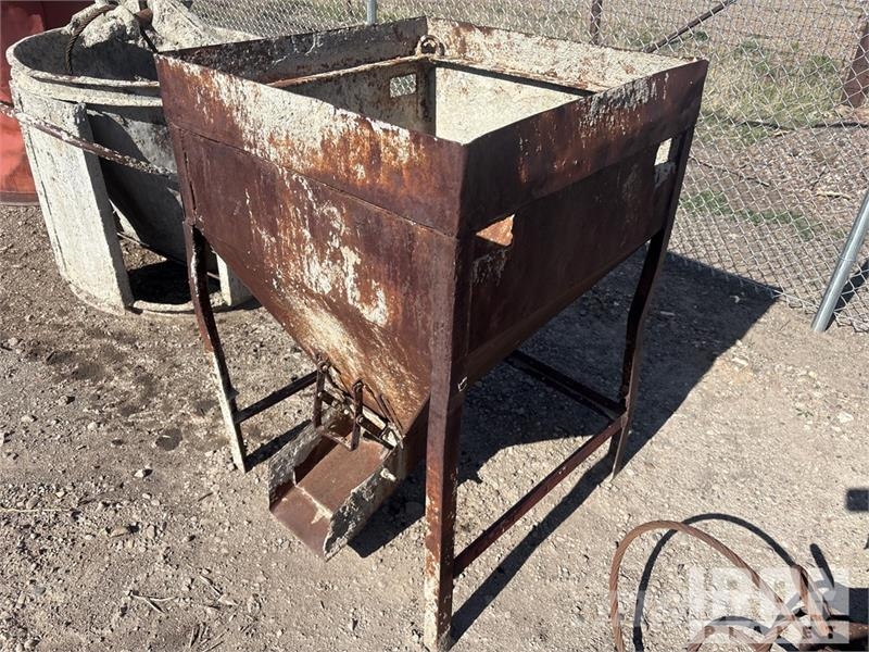 Quantity of (3) 3/4 yard concrete bucket, 1/2 yard Zubehör
