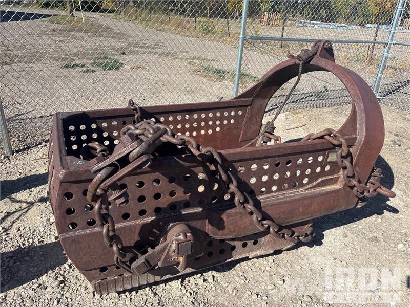  Quantity of (3) 3 Dragline buckets. 1-1/4 Cyd, 1-1 Delovi i oprema za kran