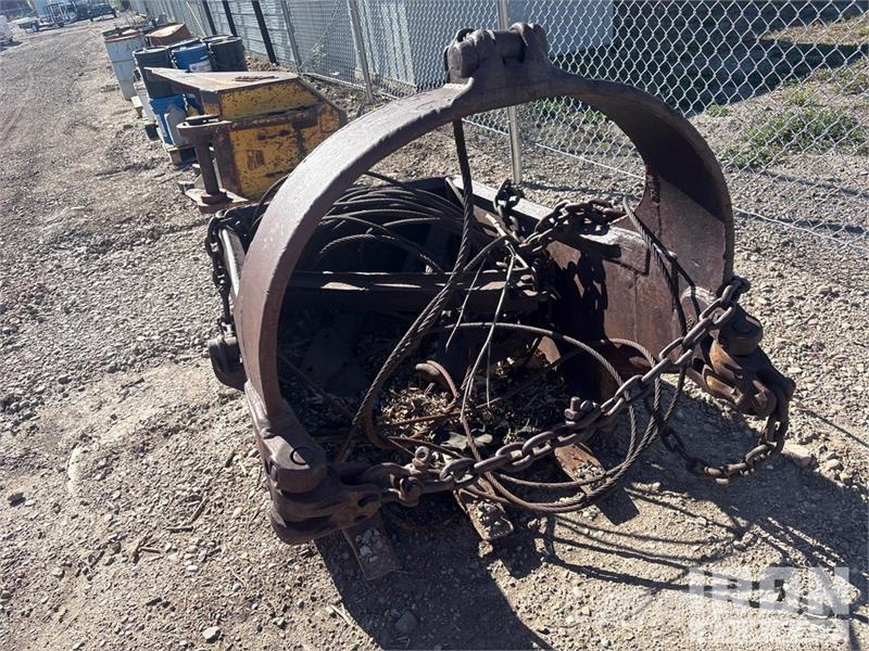  Quantity of (3) 3 Dragline buckets. 1-1/4 Cyd, 1-1 Delovi i oprema za kran