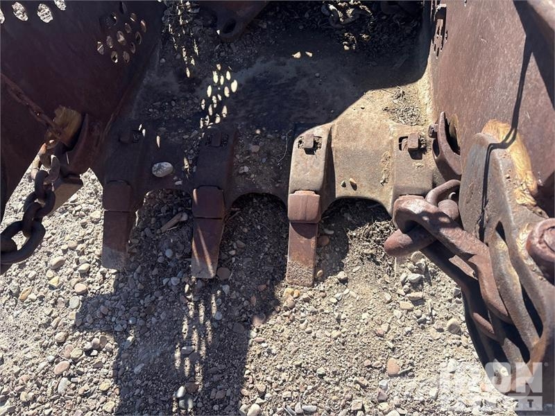 Quantity of (3) 3 Dragline buckets. 1-1/4 Cyd, 1-1 Delovi i oprema za kran
