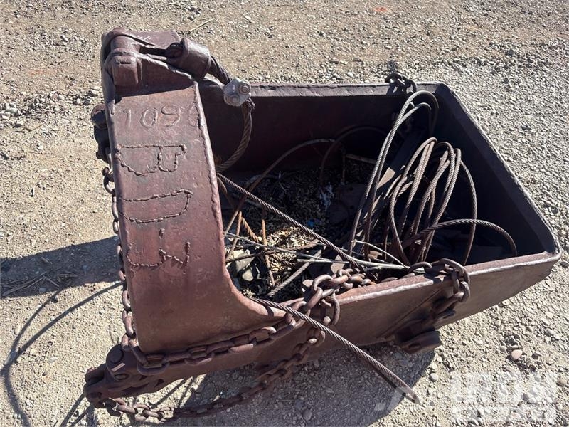  Quantity of (3) 3 Dragline buckets. 1-1/4 Cyd, 1-1 Delovi i oprema za kran