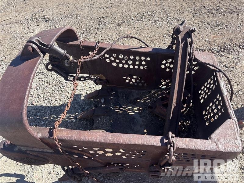  Quantity of (3) 3 Dragline buckets. 1-1/4 Cyd, 1-1 Delovi i oprema za kran