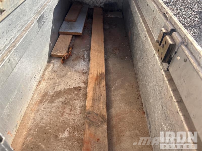 Quantity of (3) 55-SA2-3SGA0 TOOL BOX AND HEADACHE Коммерческий транспорт - Другие