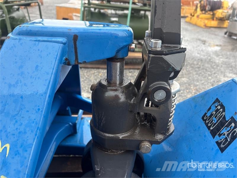 Quantity of (3) 5500 lb Pallet Jack Ručni paletar