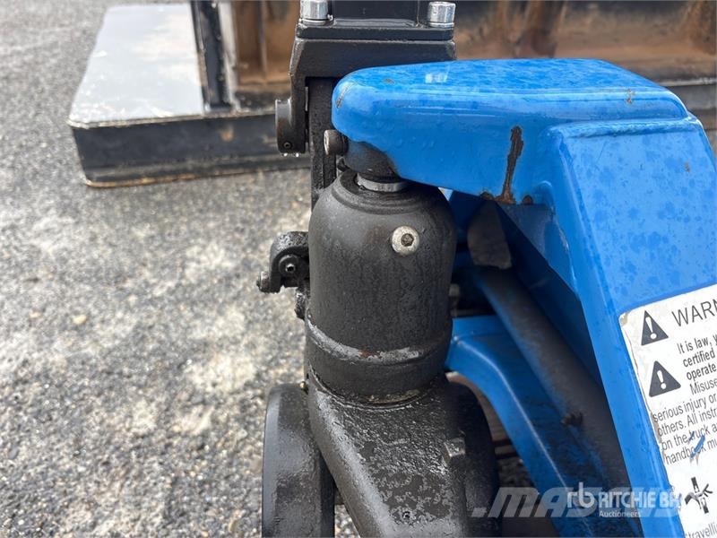 Quantity of (3) 5500 lb Pallet Jack Ručni paletar