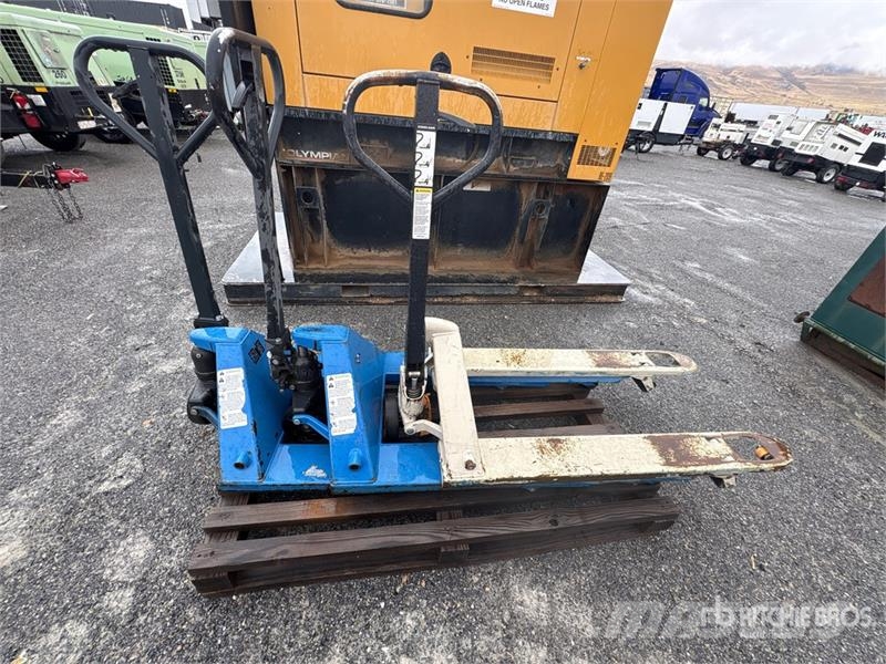 Quantity of (3) 5500 lb Pallet Jack Ručni paletar