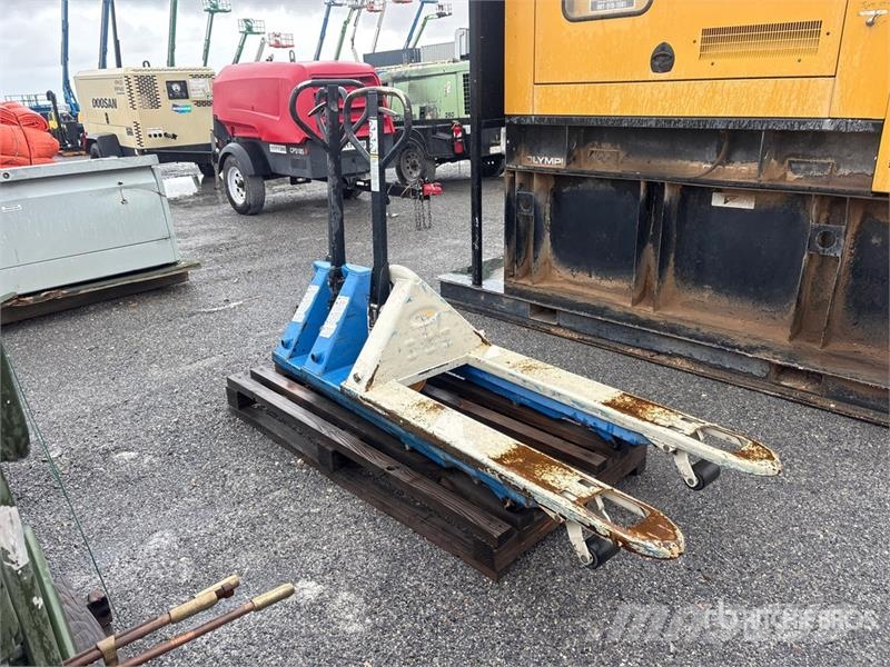 Quantity of (3) 5500 lb Pallet Jack Ručni paletar