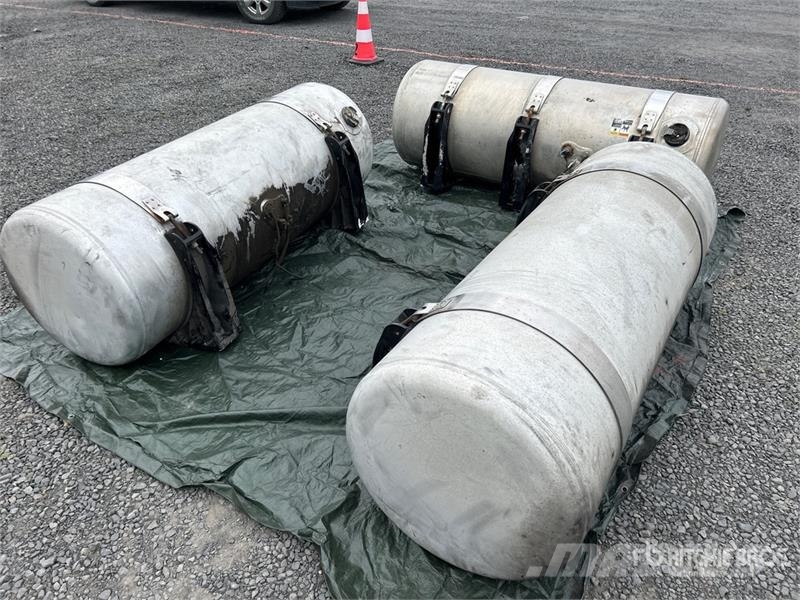Quantity of (3) Fuel Tanks - Fits Truck Транспорт - Інші