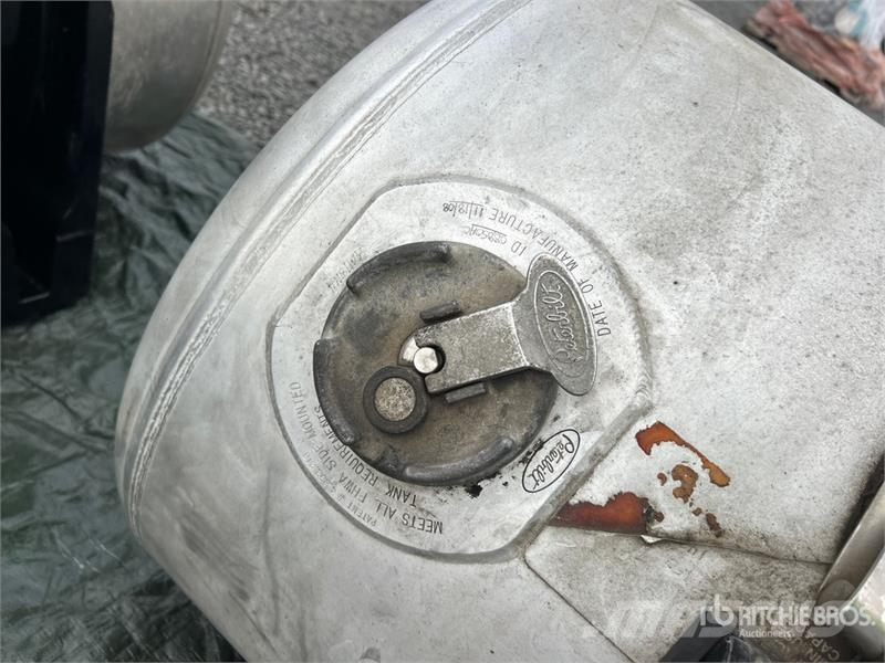 Quantity of (3) Fuel Tanks - Fits Truck Транспорт - Інші