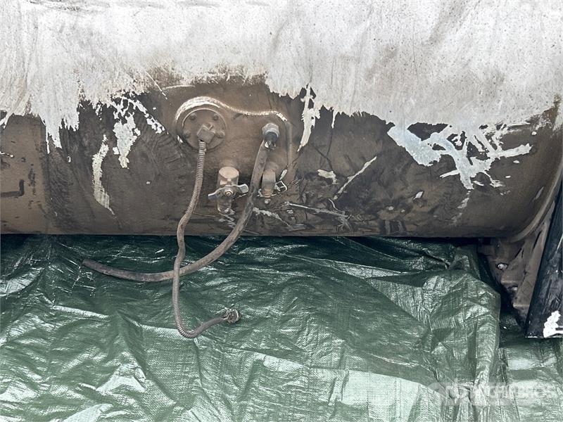 Quantity of (3) Fuel Tanks - Fits Truck Транспорт - Інші
