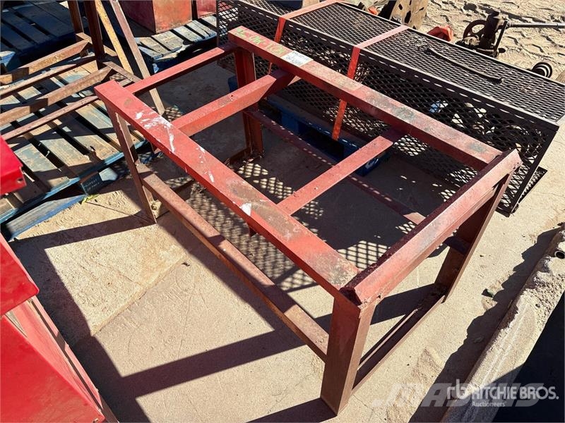 Quantity of (3) Industrial Stands 其他