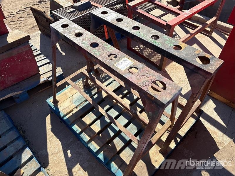 Quantity of (3) Industrial Stands 其他