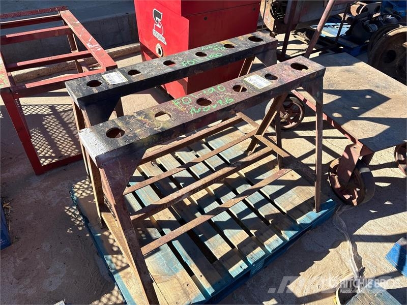 Quantity of (3) Industrial Stands 其他