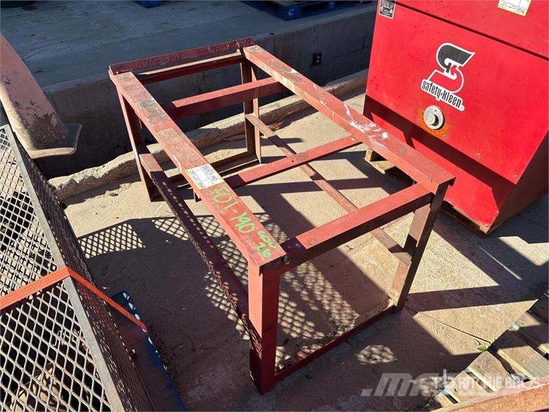Quantity of (3) Industrial Stands 其他