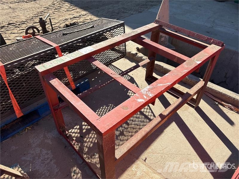 Quantity of (3) Industrial Stands 其他