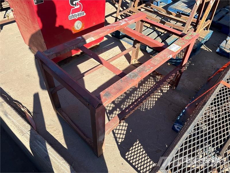 Quantity of (3) Industrial Stands 其他