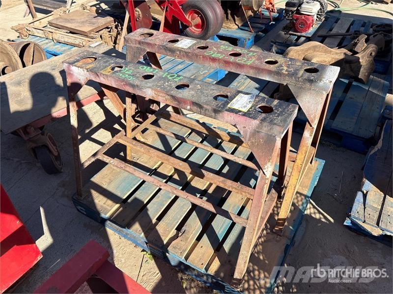 Quantity of (3) Industrial Stands 其他