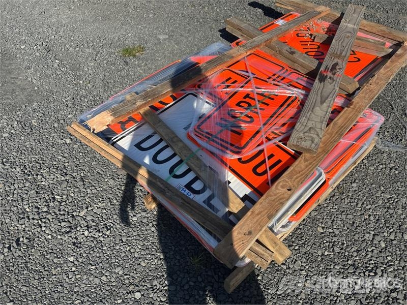 Quantity of (3) Pallets of Traffic Signs & Stands Транспорт - Інші