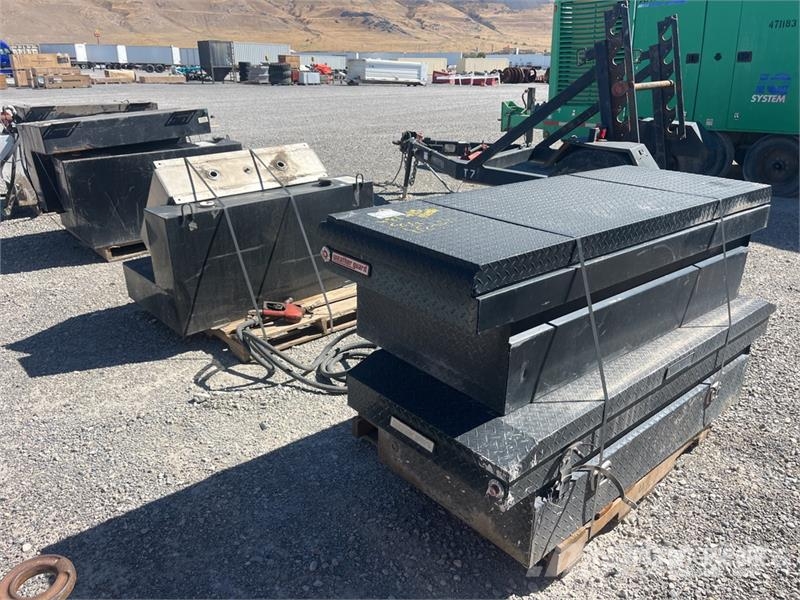 Quantity of (3) Pallets of Tool Box & Fuel Tank Tanques de combustível e aditivos