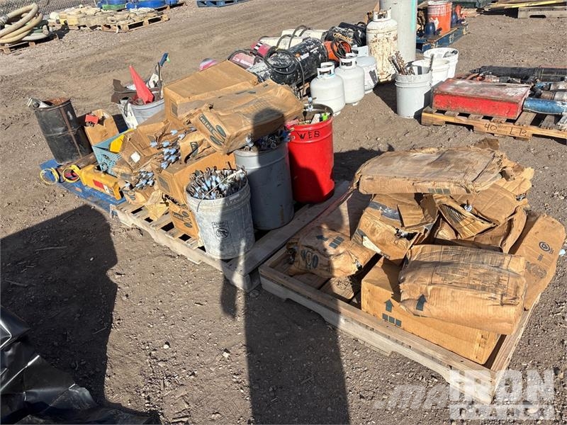 Quantity of (3) Pallets of Miscellaneous bolts nut Seilwinden, Bauaufzüge und Lastenaufzüge