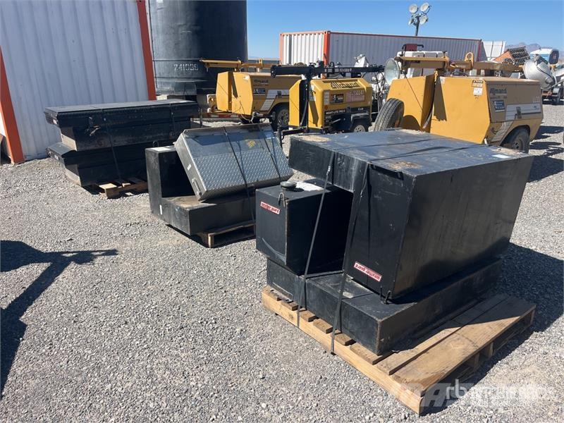 Quantity of (3) Pallets of Tool Box & Fuel Tank Tanques de combustível e aditivos