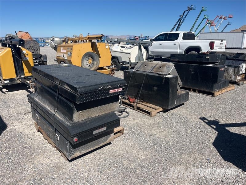 Quantity of (3) Pallets of Tool Box & Fuel Tank Tanques de combustível e aditivos