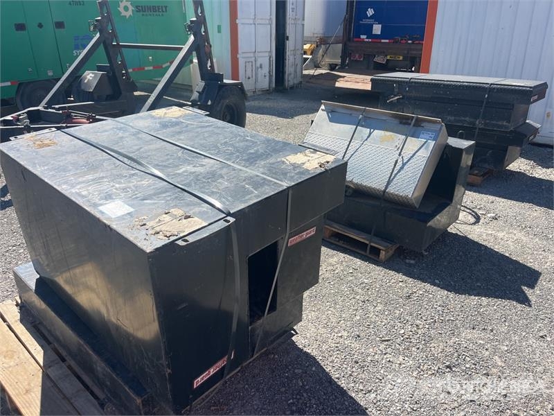Quantity of (3) Pallets of Tool Box & Fuel Tank Tanques de combustível e aditivos
