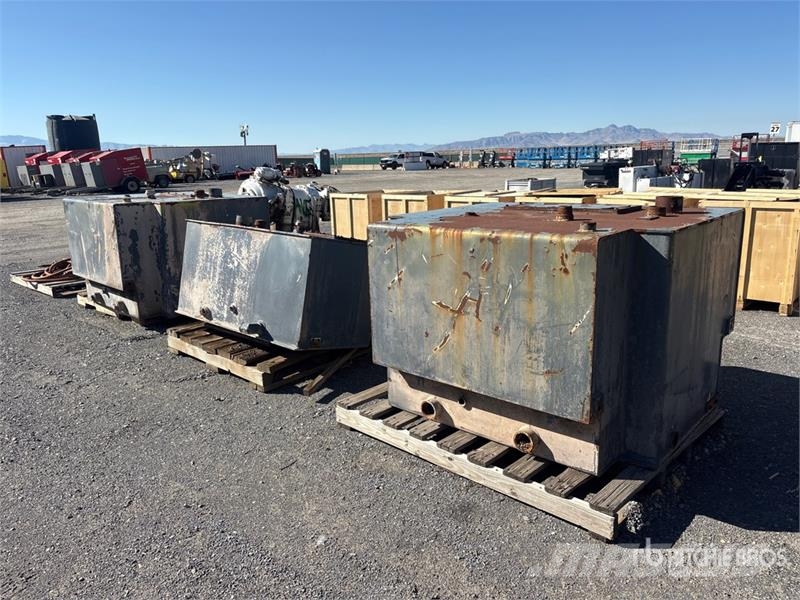 Quantity of (3) Steel Fuel Tank Баки для топлива и присадок