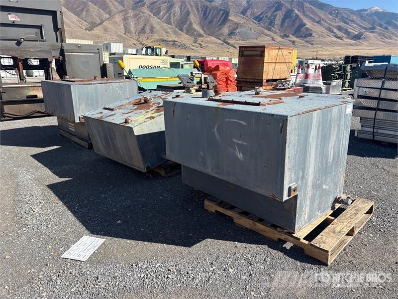 Quantity of (3) Steel Fuel Tank Баки для топлива и присадок