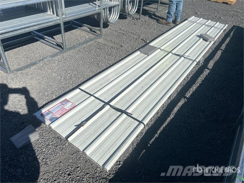  Quantity of (30) 16 ft x 3 ft White Metal Roof Pan Montacargas y elevadores de material