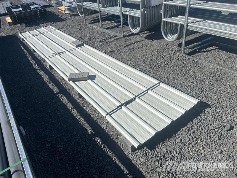  Quantity of (30) 16 ft x 3 ft White Metal Roof Pan Montacargas y elevadores de material