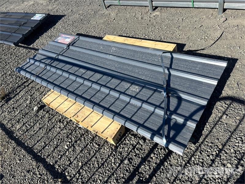 Quantity of (30) 8 ft x 3 ft Grey Metal Roof Panel Verricelli, paranchi e sollevatori per materiali