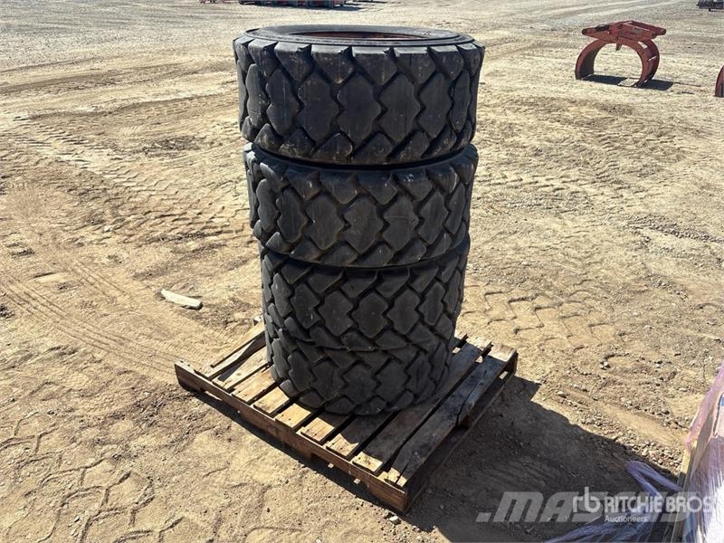  Quantity of (4) 12x16.5 Tires Banden, wielen en velgen