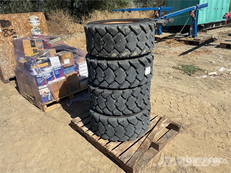  Quantity of (4) 12x16.5 Tires Banden, wielen en velgen