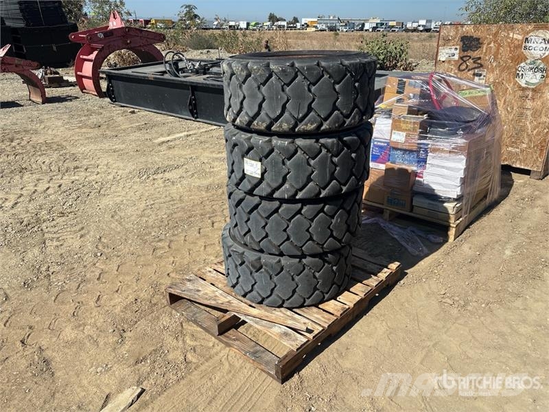  Quantity of (4) 12x16.5 Tires Banden, wielen en velgen