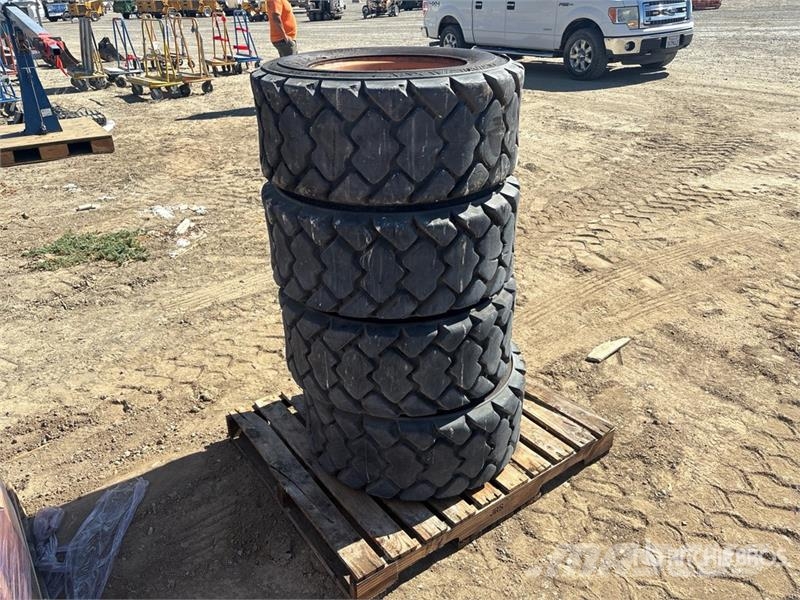  Quantity of (4) 12x16.5 Tires Banden, wielen en velgen