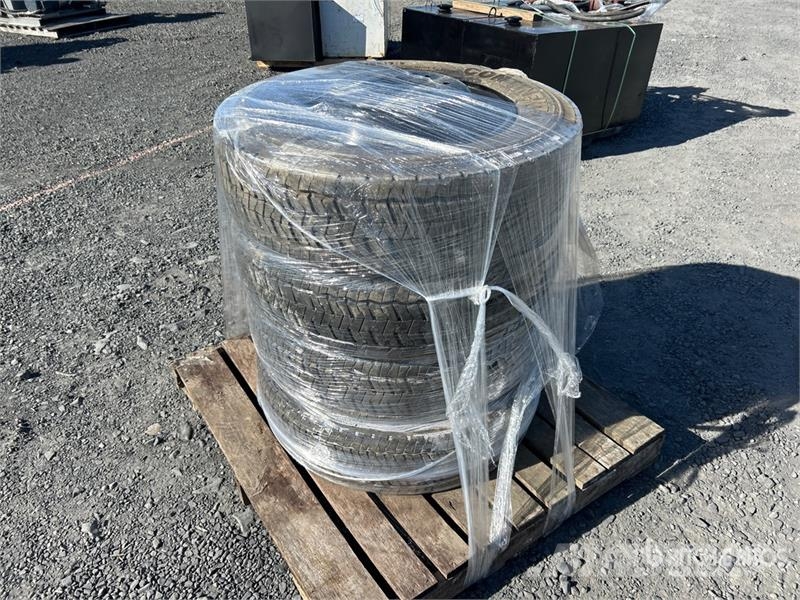 Quantity of (4) 225/70R19.5 Tires Tyres, wheels and rims