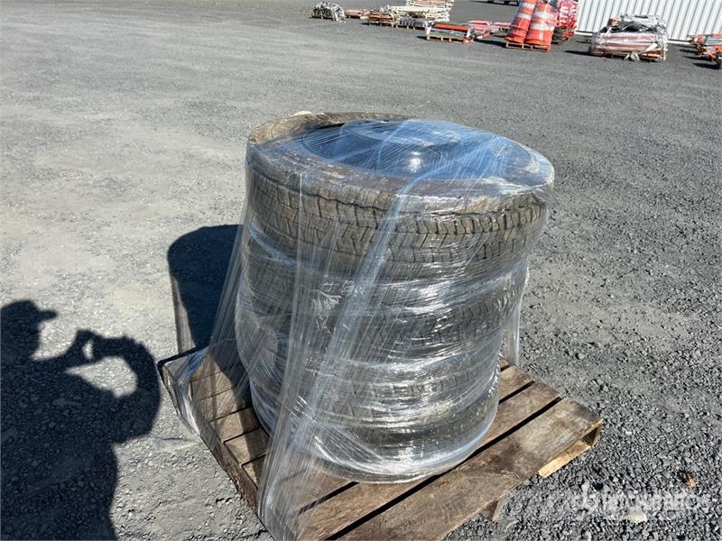 Quantity of (4) 225/70R19.5 Tires Tyres, wheels and rims