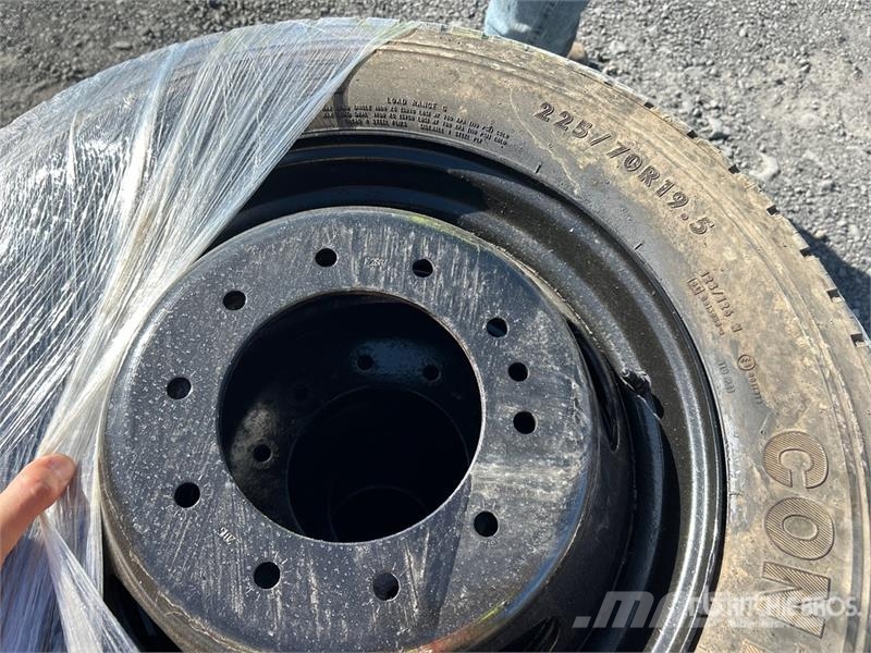  Quantity of (4) 225/70R19.5 Tires Tyres, wheels and rims