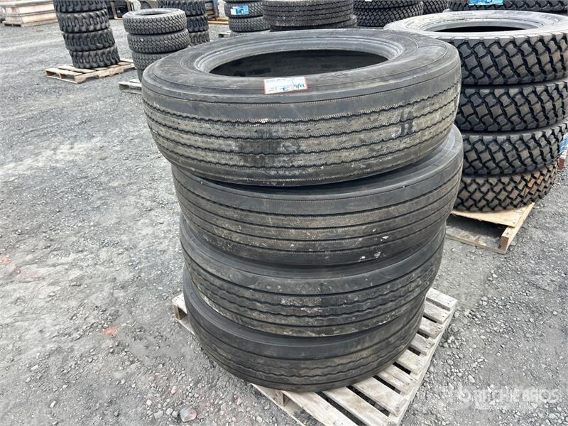 Quantity of (4) 285/75R24.5 Tires Gumiabroncsok, kerekek és felnik