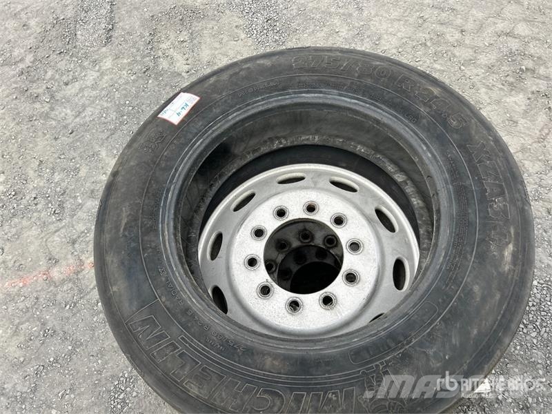 Quantity of (4) 285/75R24.5 Tires Gumiabroncsok, kerekek és felnik