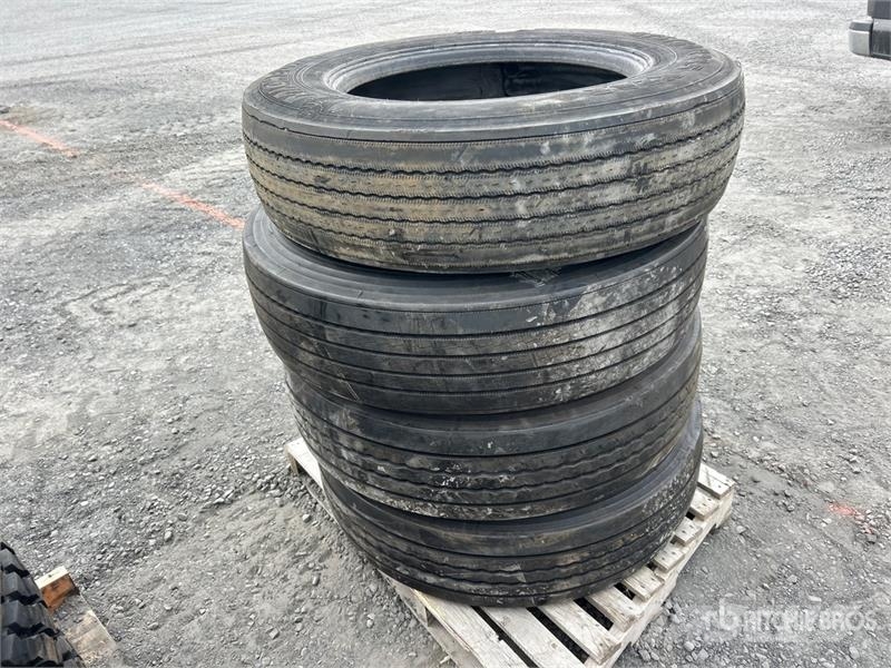 Quantity of (4) 285/75R24.5 Tires Gumiabroncsok, kerekek és felnik