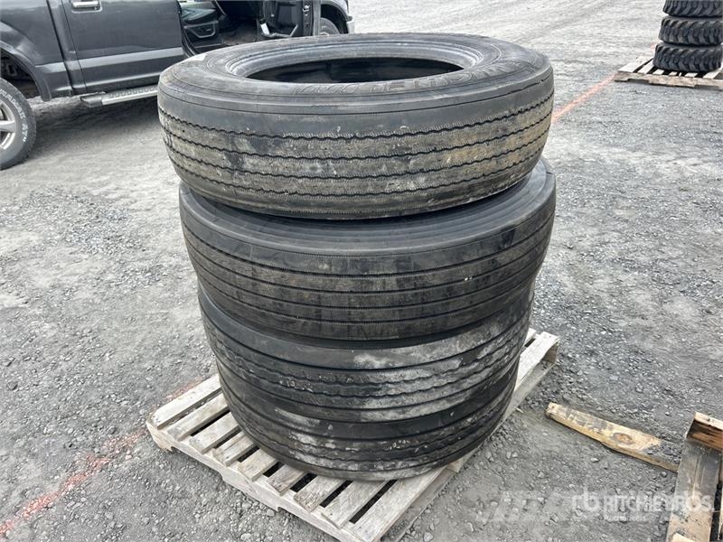 Quantity of (4) 285/75R24.5 Tires Gumiabroncsok, kerekek és felnik
