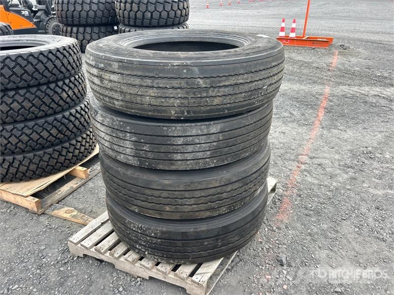 Quantity of (4) 285/75R24.5 Tires Gumiabroncsok, kerekek és felnik