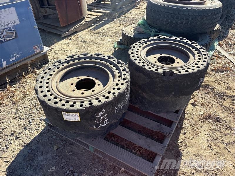 Quantity of (4) 30X10-16 Aperture Tires 타이어, 휠 및 림